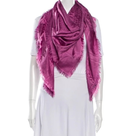 𝅺GUCCI silk scarf new with tags - Picture 3 of 5